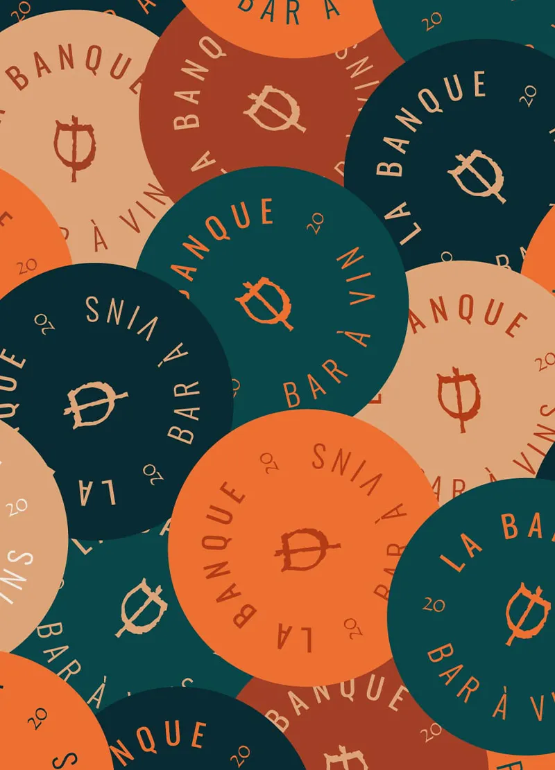 Les sous-verres de La Banque, bar à vin à Sancerre, dans ses trois couleurs
