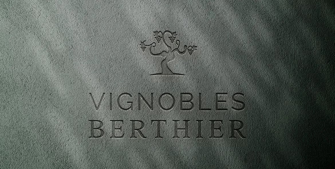 Le logo gaufré des Vignobles Berthier, domaine viticole à Sainte-Gemme-en-Sancerrois