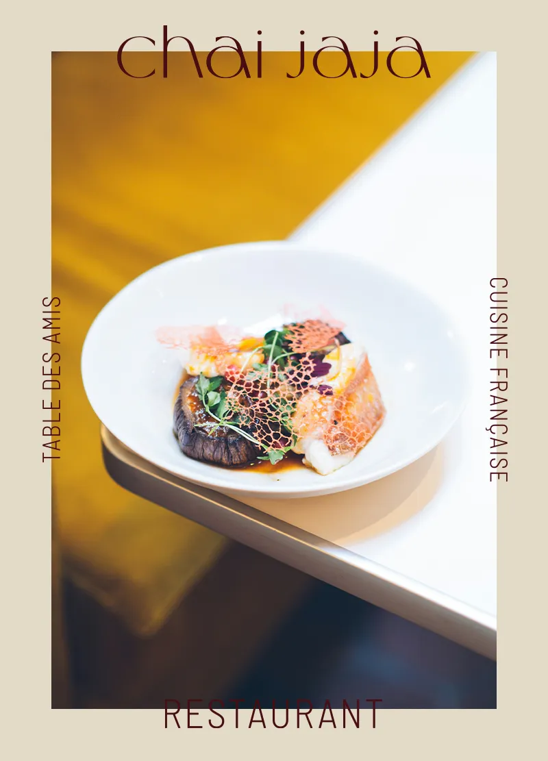 La composition de marque de Chai Jaja, restaurant à Paris, autour d'une assiette